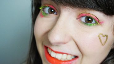 Maquillage coloré et fluorescent pour les fêtes